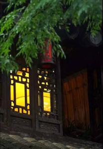 《水調(diào)歌頭·昵昵兒女語(yǔ)》